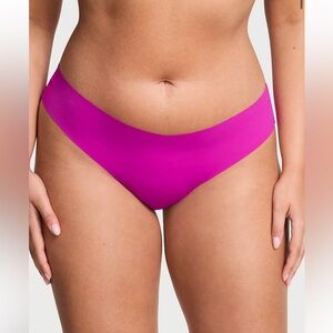 NWOT Victoria's Secret Berrylicious No Show Strappy Thong size Medium